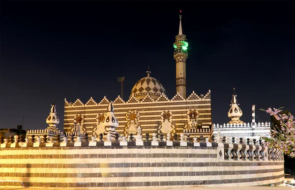 Мечеть Абу-Дарвиш Амман (ночью), Иордания. Был построен в 1961 году черкесской общиной, которая поселилась в Аммане — стоковое фото