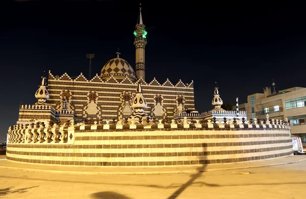 Mosquée Abu Darweesh Amman (la nuit), Jordanie. Construit en 1961 par la communauté circassienne venue s'installer à Amman — Photo