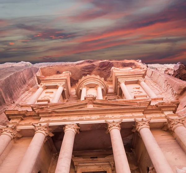 Al Khazneh lub Skarbu Państwa w Petra, Jordan--jest symbolem Jordan — Zdjęcie stockowe