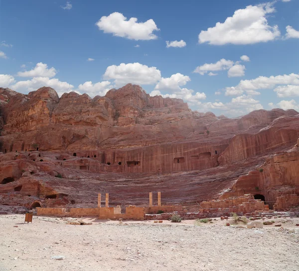 Petra, Jordan-- it is a symbol of Jordan, as well as Jordan's most-visited tourist attraction. — Stock Photo, Image