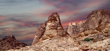 Wadi Rum çöl dağlar olarak da bilinen The Valley ayın Güney Jordan kumtaşı ve granit kayaya oyulmuş bir vadi olduğunu.