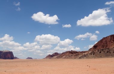 Wadi rum çöl de ay Vadisi'nin güney Ürdün kumtaşı ve granit kaya 60 km doğusunda Akabe kesilmiş bir vadi olduğunu.