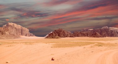 Wadi rum çöl de ay Vadisi'nin güney Ürdün kumtaşı ve granit kaya 60 km doğusunda Akabe kesilmiş bir vadi olduğunu.