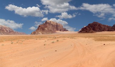 Wadi rum çöl de ay Vadisi'nin güney Ürdün kumtaşı ve granit kaya 60 km doğusunda Akabe kesilmiş bir vadi olduğunu.