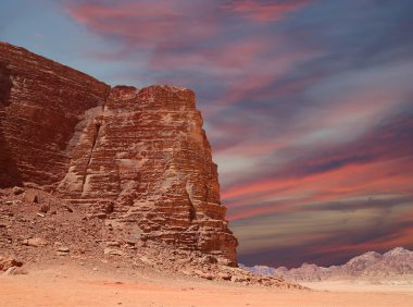 Wadi Rum çöl dağlar olarak da bilinen The Valley ayın Güney Jordan kumtaşı ve granit kayaya oyulmuş bir vadi olduğunu.