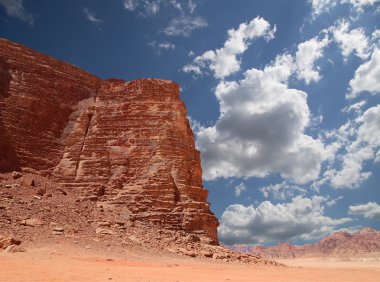 Wadi Rum çöl dağlar olarak da bilinen The Valley ayın Güney Jordan kumtaşı ve granit kayaya oyulmuş bir vadi olduğunu.