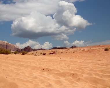 Wadi rum çöl de ay Vadisi'nin güney Ürdün kumtaşı ve granit kaya 60 km doğusunda Akabe kesilmiş bir vadi olduğunu.