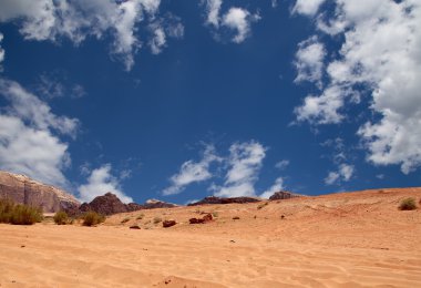 Wadi rum çöl de ay Vadisi'nin güney Ürdün kumtaşı ve granit kaya 60 km doğusunda Akabe kesilmiş bir vadi olduğunu.