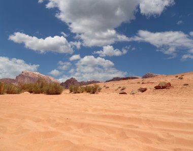 Wadi rum çöl de ay Vadisi'nin güney Ürdün kumtaşı ve granit kaya 60 km doğusunda Akabe kesilmiş bir vadi olduğunu.