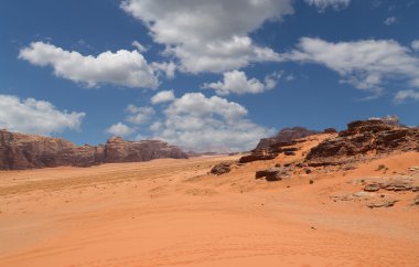 Wadi rum çöl de ay Vadisi'nin güney Ürdün kumtaşı ve granit kaya 60 km doğusunda Akabe kesilmiş bir vadi olduğunu.