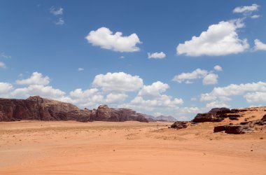 Wadi rum çöl de ay Vadisi'nin güney Ürdün kumtaşı ve granit kaya 60 km doğusunda Akabe kesilmiş bir vadi olduğunu.