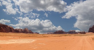 Wadi rum çöl de ay Vadisi'nin güney Ürdün kumtaşı ve granit kaya 60 km doğusunda Akabe kesilmiş bir vadi olduğunu.