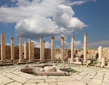 rzymskie kolumny w Jordanii miasta jerash (Gerazie starożytności), stolica i największe miasto guberni jerash, jordan