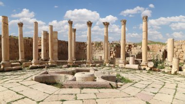 rzymskie kolumny w Jordanii miasta jerash (Gerazie starożytności), stolica i największe miasto guberni jerash, jordan