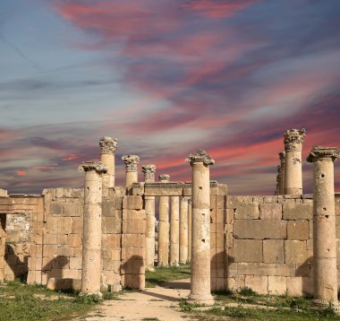 rzymskie kolumny w Jordanii miasta jerash (Gerazie starożytności), stolica i największe miasto guberni jerash, jordan