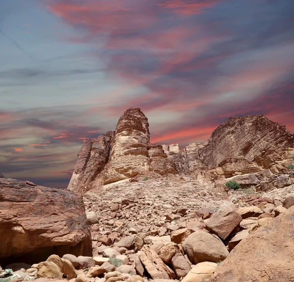 Bergen i Wadi Rum Desert även känd som The Valley of månen är en dalgång skär i sandsten och granit vaggar i södra Jordan — Stockfoto