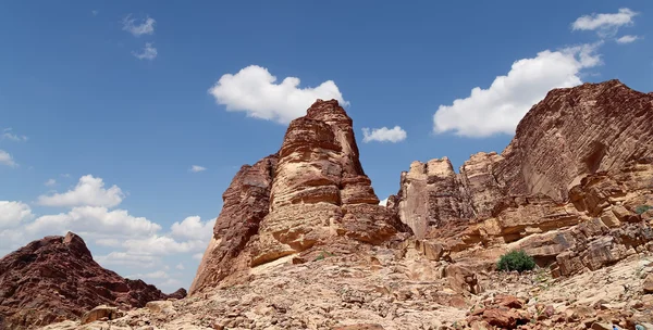 Bergen i Wadi Rum Desert även känd som The Valley of månen är en dalgång skär i sandsten och granit vaggar i södra Jordan — Stockfoto