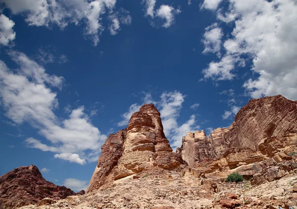 Berge von Wadi Rum Wüste auch als das Tal des Mondes bekannt ist ein Tal in den Sandstein und Granitfelsen im südlichen Jordanien geschnitten — Stockfoto