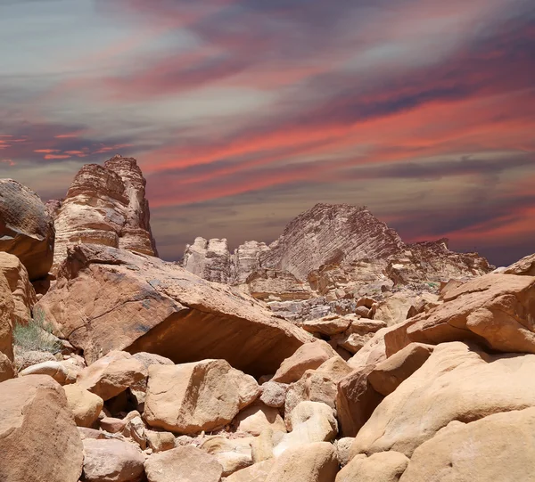 Berge von Wadi Rum Wüste auch als das Tal des Mondes bekannt ist ein Tal in den Sandstein und Granitfelsen im südlichen Jordanien geschnitten — Stockfoto