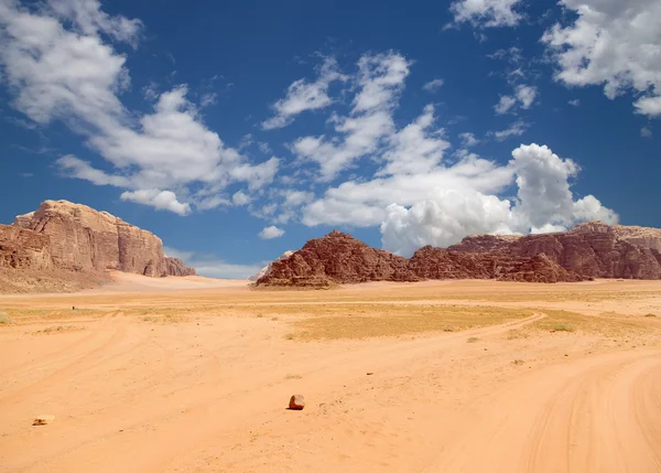 Die Wadi-Rum-Wüste, auch als Tal des Mondes bekannt, ist ein in Sandstein und Granitfelsen gehauenes Tal im südlichen Jordanien 60 km östlich von Aqaba. — Stockfoto