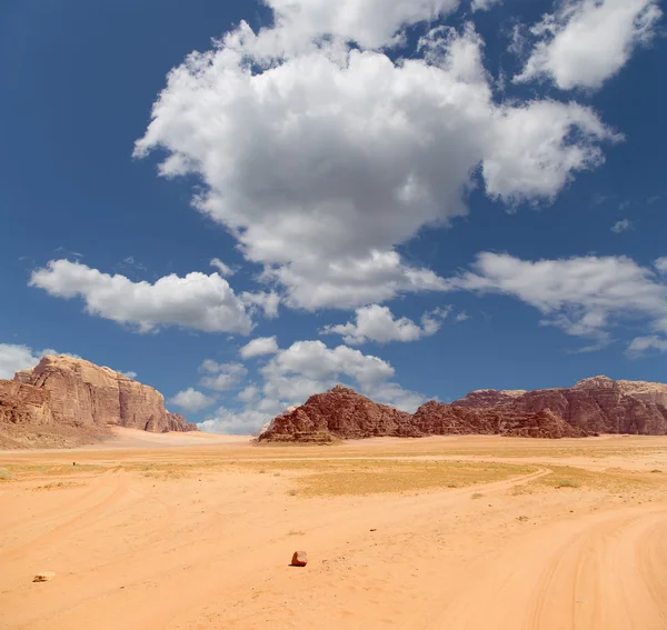 Wadi Rum Desert también conocido como El Valle de la Luna es un valle cortado en la piedra arenisca y roca de granito en el sur de Jordania 60 km al este de Aqaba — Foto de Stock