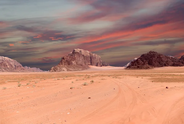 Wadi rum woestijn ook bekend als de vallei van de maan is een vallei in de zandsteen en graniet rots in zuidelijke Jordanië 60 km ten oosten van aqaba gesneden — Stockfoto