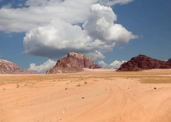 Wadi rum desert znany również jako dolinie Księżyca jest Dolina pokroić w skale piaskowca i granitu w południowej Jordanii, 60 km na wschód od Akaby — Zdjęcie stockowe