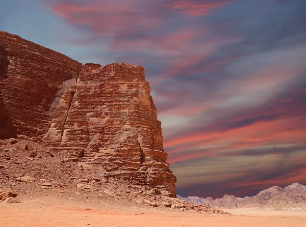 Fjellene i Wadi Rum Desert også kjent som The Valley of the Moon er en dal som er hogd ut i sandstein og granitt i det sørlige Jordan. – stockfoto