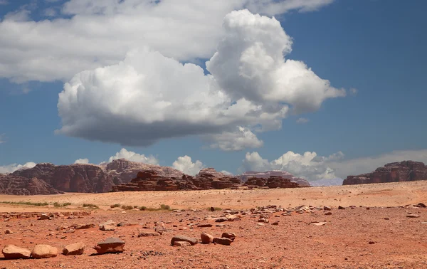 Wadi Rum Desert también conocido como El Valle de la Luna es un valle cortado en la piedra arenisca y roca de granito en el sur de Jordania 60 km al este de Aqaba — Foto de Stock