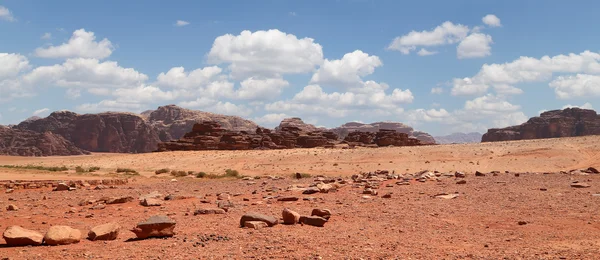 Wadi rum woestijn ook bekend als de vallei van de maan is een vallei in de zandsteen en graniet rots in zuidelijke Jordanië 60 km ten oosten van aqaba gesneden — Stockfoto