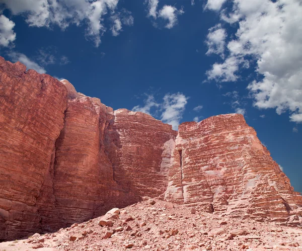 Mountains of Wadi Rum Desert also known as The Valley of the Moon is a valley cut into the sandstone and granite rock in southern Jordan — Stock Photo, Image