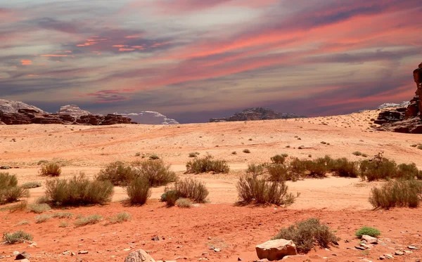 Wadi Rum Desert also known as The Valley of the Moon is a valley cut into the sandstone and granite rock in southern Jordan 60 km to the east of Aqaba — Stock Photo, Image