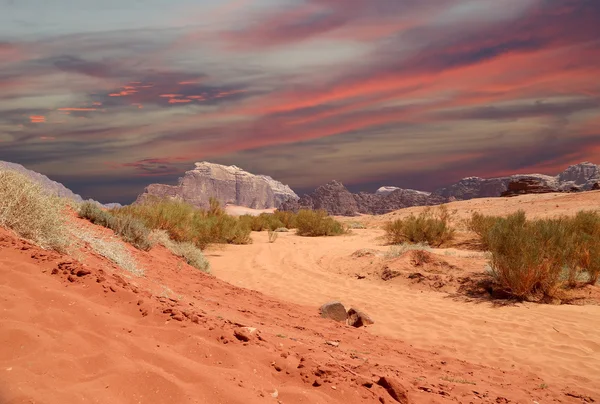 Die Wadi-Rum-Wüste, auch als Tal des Mondes bekannt, ist ein in Sandstein und Granitfelsen gehauenes Tal im südlichen Jordanien 60 km östlich von Aqaba. — Stockfoto