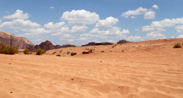 Wadi Rum Desert también conocido como El Valle de la Luna es un valle cortado en la piedra arenisca y roca de granito en el sur de Jordania 60 km al este de Aqaba — Foto de Stock