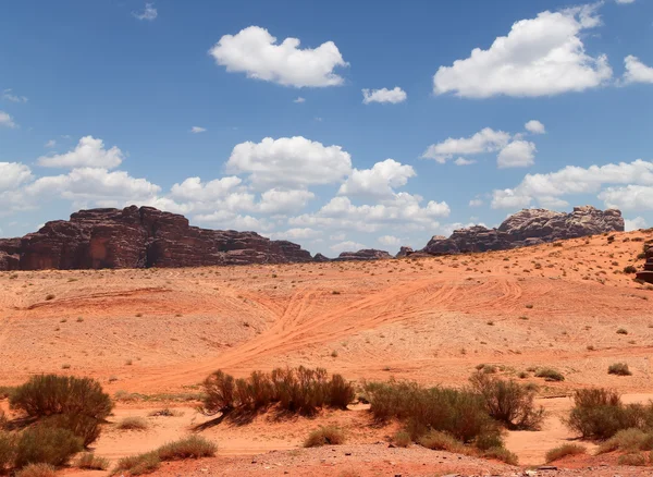 와 디 럼 사막으로 달의 골짜기는 아카 바 동쪽으로 60 킬로미터 남쪽 요르단에 있는 사암과 화강암 바위에 잘라 골짜기 — 스톡 사진