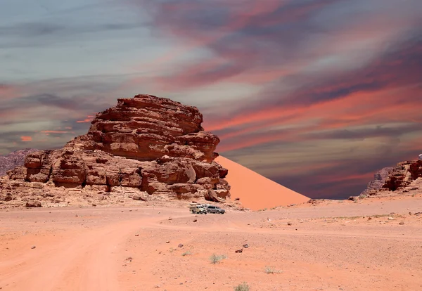 Wadi Rum Desert also known as The Valley of the Moon is a valley cut into the sandstone and granite rock in southern Jordan 60 km to the east of Aqaba — Stock Photo, Image