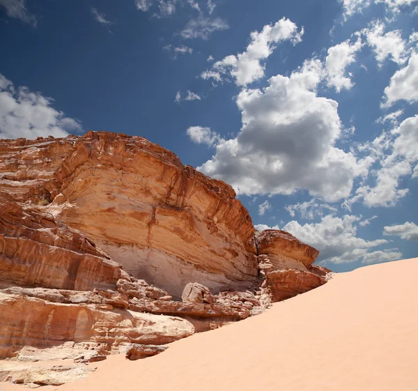 Le désert de Wadi Rum, également connu sous le nom de vallée de la lune, est une vallée creusée dans le grès et le granit du sud de la Jordanie, à 60 km à l'est d'Aqaba. — Photo