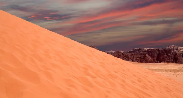 Dunas de arena en el desierto de Wadi Rum, Jordania, Oriente Medio —  Fotos de Stock