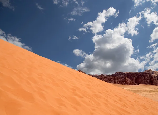 Dunas de arena en el desierto de Wadi Rum, Jordania, Oriente Medio —  Fotos de Stock