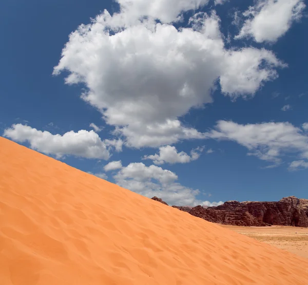 Dunas de arena en el desierto de Wadi Rum, Jordania, Oriente Medio —  Fotos de Stock