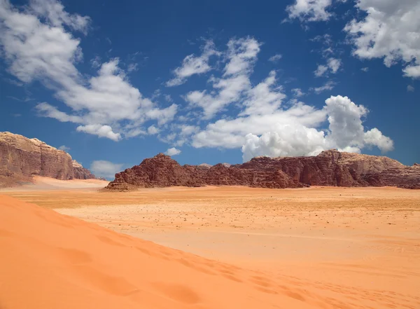 Wadi rum çöl de ay Vadisi'nin güney Ürdün kumtaşı ve granit kaya 60 km doğusunda Akabe kesilmiş bir vadi olduğunu.