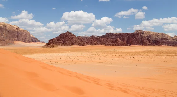 Wadi Rum Desert also known as The Valley of the Moon is a valley cut into the sandstone and granite rock in southern Jordan 60 km to the east of Aqaba — Stock Photo, Image