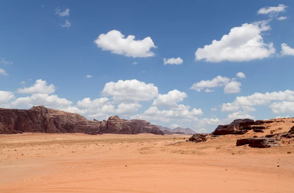 Wadi Rum Desert también conocido como El Valle de la Luna es un valle cortado en la piedra arenisca y roca de granito en el sur de Jordania 60 km al este de Aqaba — Foto de Stock