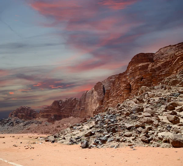 Die Wadi-Rum-Wüste, auch als Tal des Mondes bekannt, ist ein in Sandstein und Granitfelsen gehauenes Tal im südlichen Jordanien 60 km östlich von Aqaba. — Stockfoto