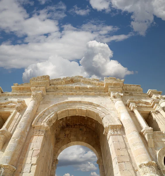 在杰拉什 (杰拉什) — — 哈德良拱门是为了荣誉在 129-130年广告，Jordan 的哈德良皇帝前往杰拉什 — 图库照片
