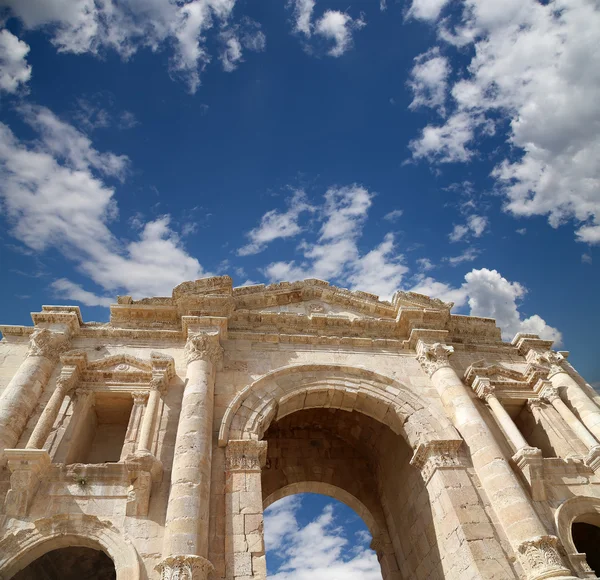 Arch of Hadrian in Gerasa (Jerash)-- was built to honor the visit of emperor Hadrian to Jerash in 129-130 AD, Jordan — Stock Photo, Image