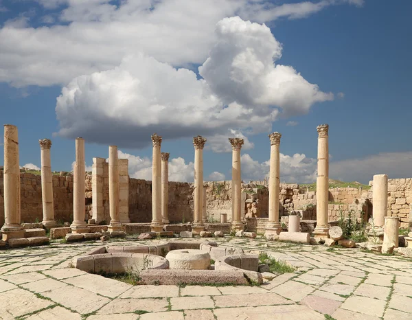 Columnas romanas en la ciudad jordana de Jerash (Gerasa de la Antigüedad), capital y ciudad más grande de la gobernación de Jerash, Jordania — Foto de Stock