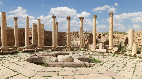 Columnas romanas en la ciudad jordana de Jerash (Gerasa de la Antigüedad), capital y ciudad más grande de la gobernación de Jerash, Jordania —  Fotos de Stock