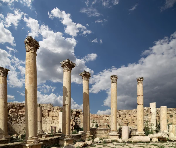 Columnas romanas en la ciudad jordana de Jerash (Gerasa de la Antigüedad), capital y ciudad más grande de la gobernación de Jerash, Jordania — Foto de Stock