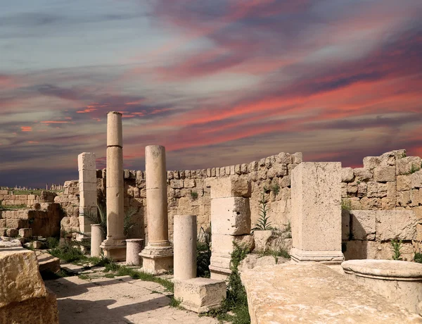 Romeinse ruïnes in de Jordaanse stad jerash (gerasa uit de oudheid), hoofdstad en grootste stad van het gouvernement jerash, jordan — Stockfoto